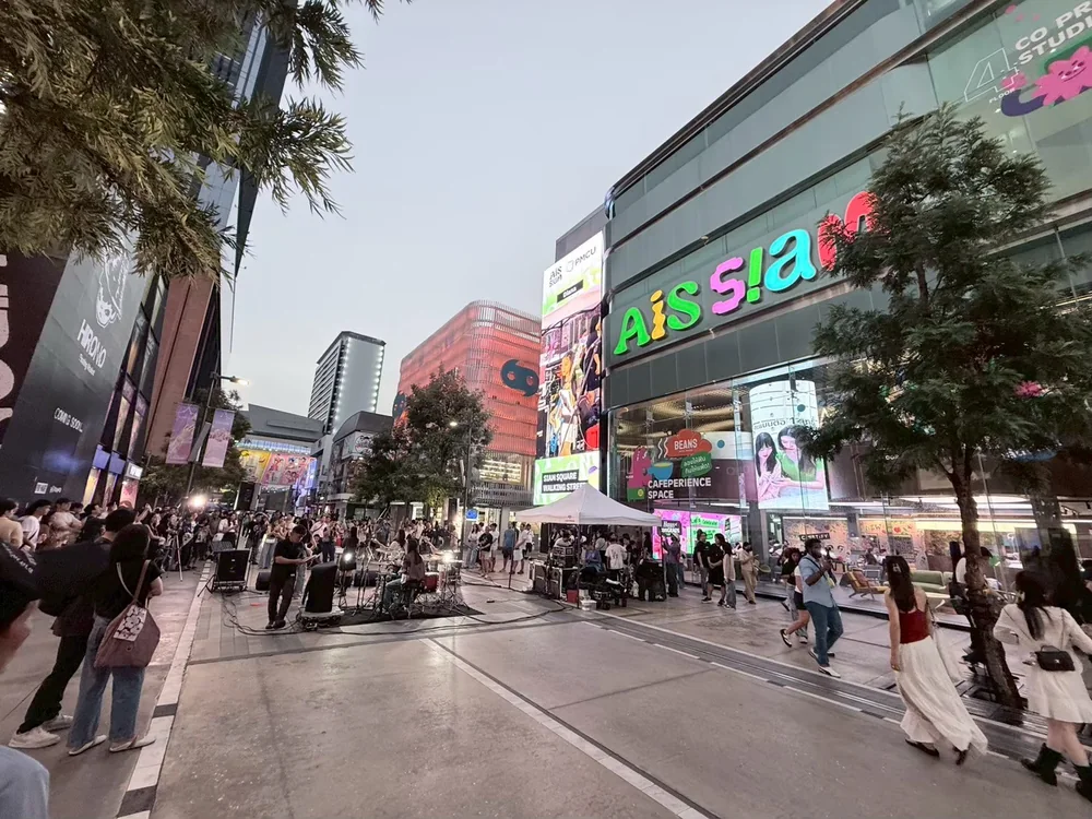 AIS Play + Live @ AIS Siam